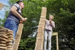 Markus Holzhauser und seine Tochter beim Stapelspiel der Katholischen Jugendgruppe Schönenberg-Kübelberg.