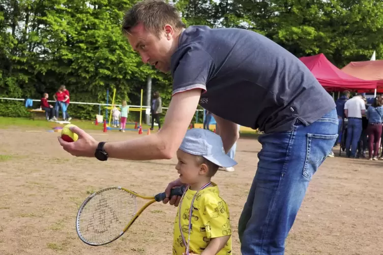 Sascha Wingerter mit Söhnchen Laurenz spielt Tennis beim TC Bunker Boys Brücken. 