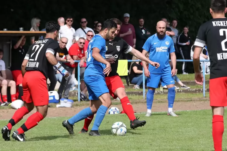 Der VfL Neuhofen (blaue Trikots) trotzte den favorisierten Kickers durch einen Treffer kurz vor Schluss noch ein Unentschieden a