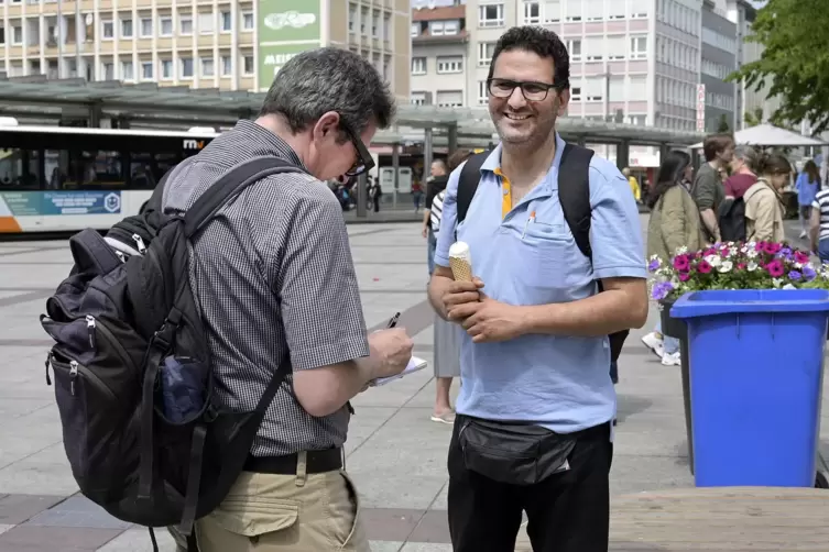 Straßenbahnfahrer Milad Zare im Gespräch mit Volker Endres (links).