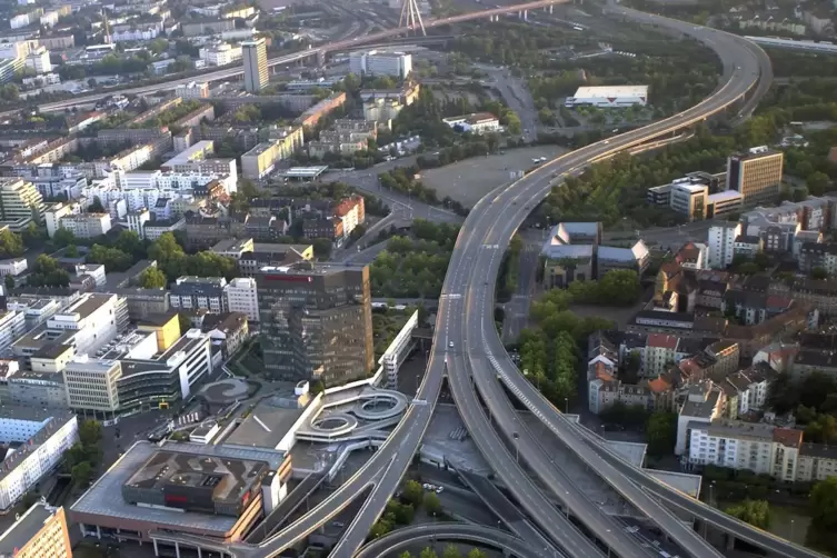 Die Hochstraße Nord soll bis 2031 durch die Kohl-Allee ersetzt werden. Dafür ist eine neue Brücke über die Bahngleise nötig.