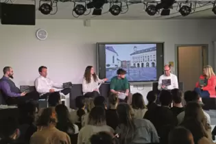 Auf dem Podium: (von links) Immanuel Pustlauck (Grüne), Nicolas Meyer (FWG) , die Moderatoren Fabian Trieselmann und Maxi Luisa