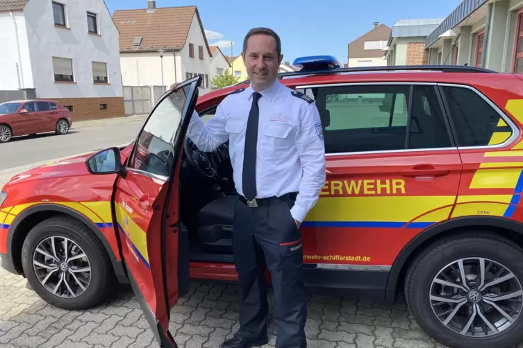 Setzt auf Teamarbeit und klare Strukturen: Jörg Strubel vor der Feuerwache im Amselweg. 