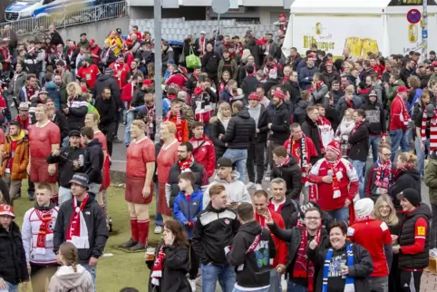 Der Elf-Freunde-Kreisel ist ein beliebter Treffpunkt vor den Heimspielen des FCK - so auch im April beim Spiel gegen den HSV. 