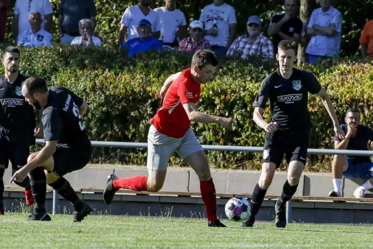 Im letzten Saisonspiel des SV Steinwenden fehlt er verletzungsbedingt: André Forsch (im roten Trikot). Hier im Spiel gegen Marie