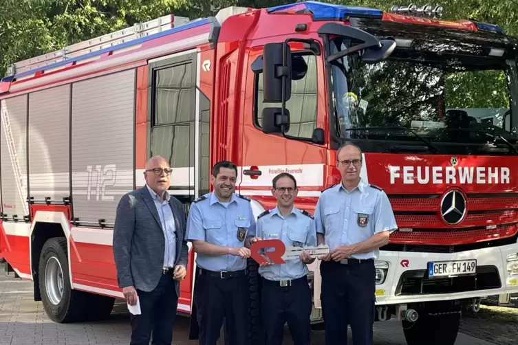 Das neue Fahrzeug war schon im Einsatz. Bürgermeister Volker Poß, Wehrleiter Alexander Ditz, seinem Stellvertreter Bastian Jung 