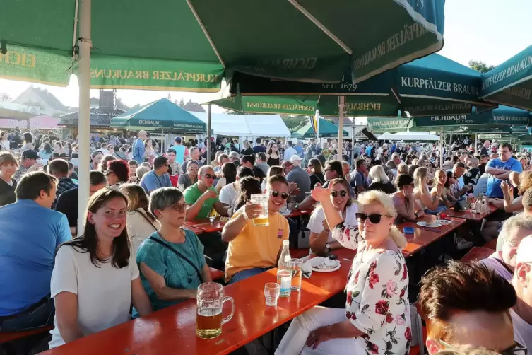 Ein voller Festplatz und gute Stimmung: Im vergangenen Jahr haben die Schifferstadter „ihr“ Rettichfest ein letztes Mal auf dem 