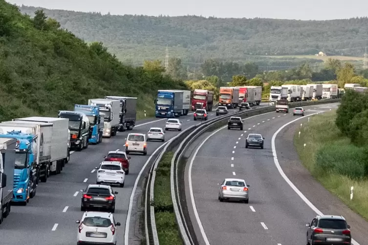 Sieht aus nach Geisterfahrern, war aber gewollt: Unter Kontrolle der Polizei durften Autofahrer wenden.