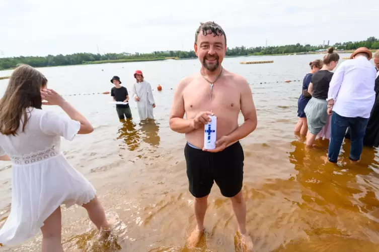 Wer will, kann am 25. Juni am Lambsheimer Weiher zur Taufe auch in den See steigen. Hier ein Bild von einer Massentaufe im Stadt