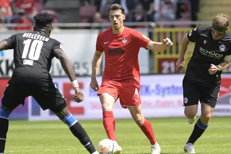 Sagt bei Instagram Servus: Nicolai Rapp (Mitte), hier im Spiel gegen Arminia Bielefeld. 