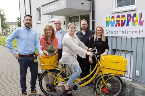 Erfreut: Mitarbeiter des Stadtteiltreffs Nordpol haben von der Post ein Lastenrad geschenkt bekommen.