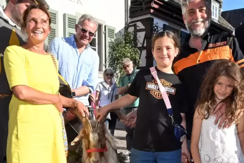 Gruppenbild mit Bock: Steffi und Klaus Curschmann sowie Pascal Vergnaud mit seinen beiden Töchtern. 