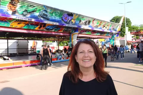 Martina Füger-Schmidt, Chefredakteurin der Kirmes-Revue, auf dem Zweibrücker Turnerjahrmarkt.