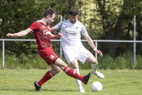 „MüLa“-Stürmer Ali Jito (rechts), hier in der Liga-Partie gegen Niederkirchen, erzielte im Relegationshinspiel bei der SG Hochsp