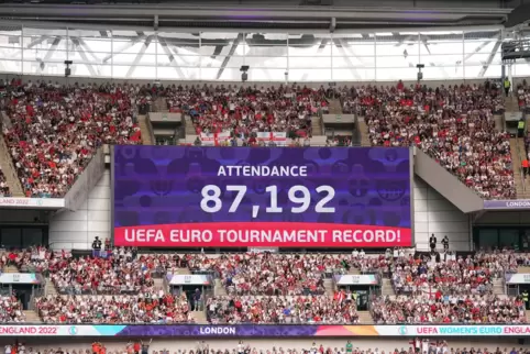 Mehr als 87.000 Zuschauer sind im Wembley-Stadion beim EM-Finale 2022 dabei. Für Experte Bertling zeigt das Turnier, dass Frauen