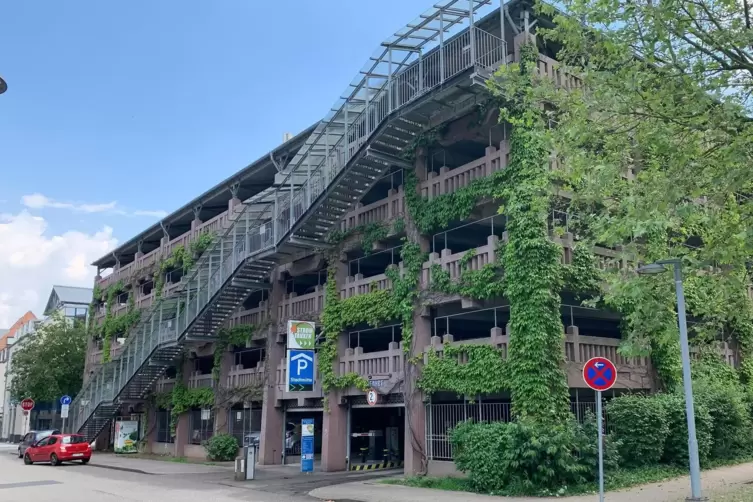 Die Parkhäuser der VR-Bank Südpfalz (unser Bild) und am Großmarkt sowie zwei Tiefgaragen an der Festhalle und im Ostring sind be