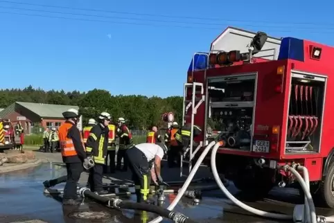 Die Feuerwehren beim Großeinsatz. 