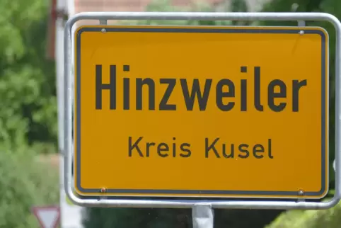 Ortsschild von Hinzweiler. 