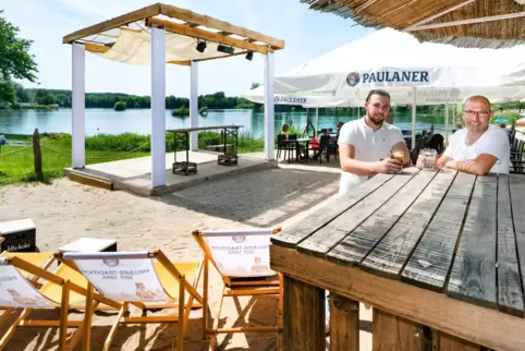 Vor dem Ansturm am Wochenende: SunSeeBar-Betreiber Frank Büffor (rechts) und Mitarbeiter Florian Kohls. 