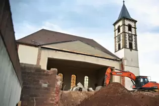 Seit Herbst läuft der Rückbau der katholischen Kirche. Nächstes Jahr sollen Sanierung und Neubau starten und bis 2026 abgeschlos