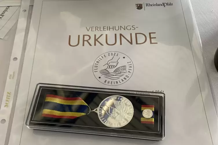 Fluthilfemedaille und Urkunde. 