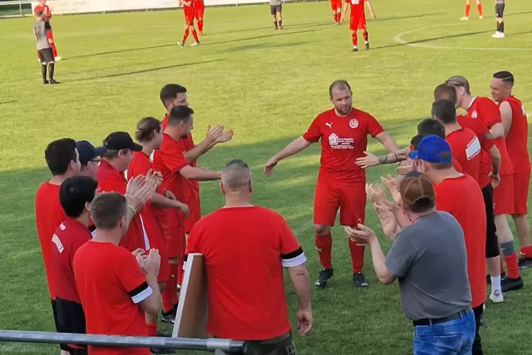 Als Florian Heck im letzten Heimspiel des TuS Niederkirchen ausgewechselt wird, empfangen ihn seine Teamkollegen mit Geschenken.