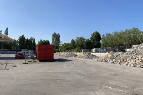 Blick auf die Baustelle, in Richtung Weißenburger Straße. Links ist die Tankstelle. Nach den Abrissarbeiten werden Leitungen ver