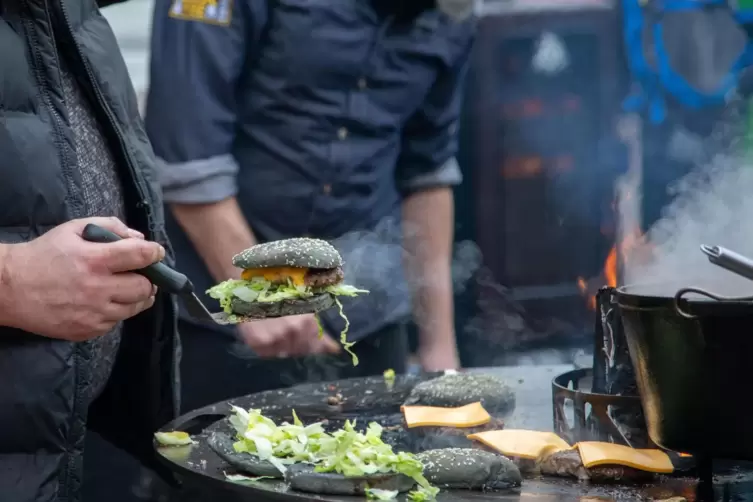 Bei Streetfood denkt man oft an Burger – hier beim Streetfood-Festival in Zweibrücken Ende 2018 –, aber in Dellfeld gibt es eher