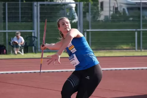  Der heftige Gegenwind im Westpfalzstadion sorgt dafür, dass die Herschbergerin Christin Hussong – noch – unter 60 Meter bleibt.