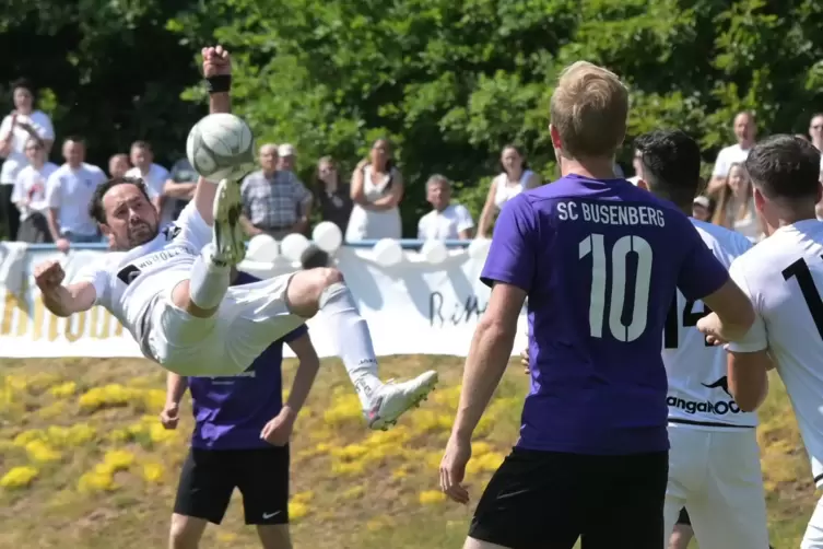 Der Rodalber Daniel Wafzig klärt spektakulär per Fallrückzieher. Vorne Busenbergs Spielertrainer Felix Burkhard (10), der zwei T