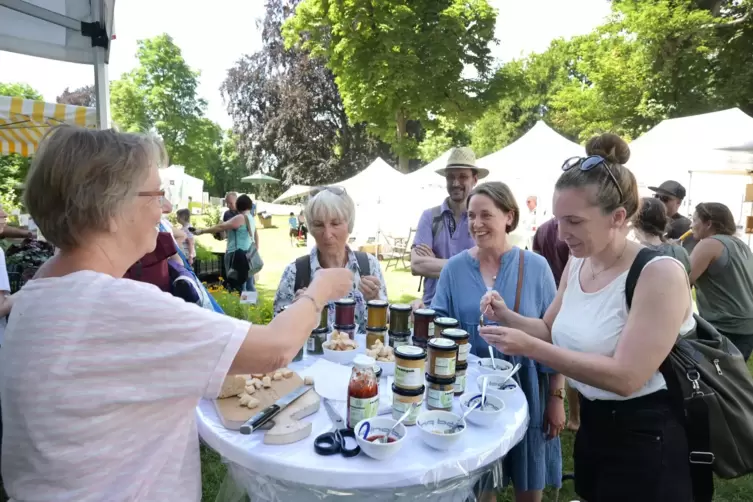 Probieren geht über studieren: Bei der Biogartenmesse 2022 im Speyerer Domgarten hat Mechthild Weiß den Besuchern Bio-Pesto ange