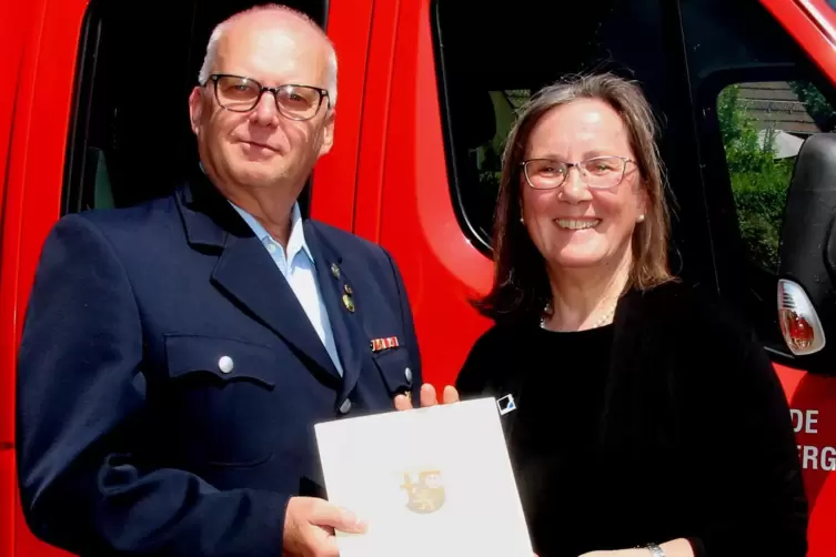 Gudrun Heß-Schmidt überreichte Hans-Peter Spohn die Auszeichnung. 