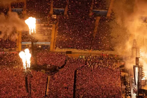 Tausende Zuschauer verfolgen das Konzert der Band Rammstein im Olympiastadion. 