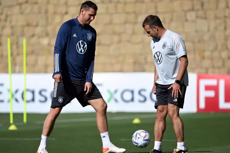 Bundestrainer Hansi Flick und Niklas Süle 2022 in einem Traningslager. 