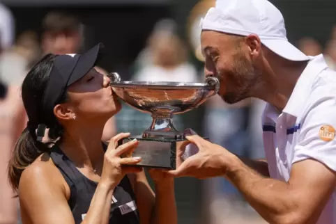  Tim Pütz und Miyu Kato küssen die Trophäe.