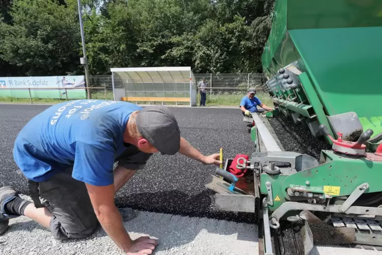 Verlegung des Kunstrasens im Rülzheimer Stadion vor rund fünf Jahren. 