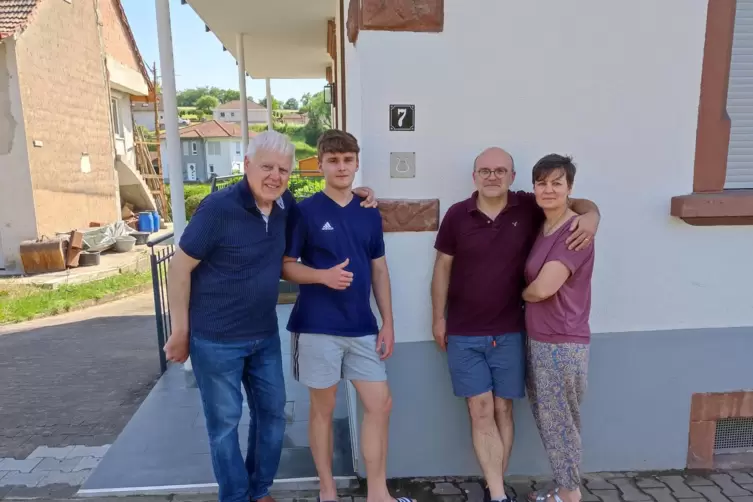 Die Lyra an der Außenfassade ist angebracht: Frank Hertel (Zweiter von rechts) mit Frau Ilona, Sohn Philip und Schwiegervater Er