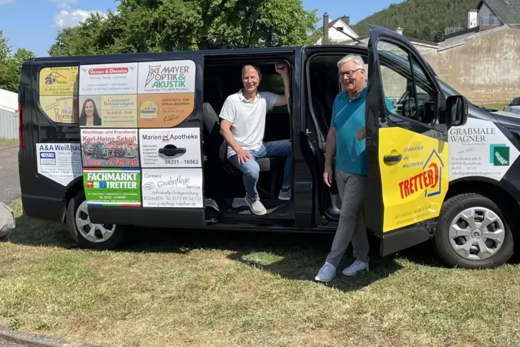 Christian Fuchs (Go 2- Marketing), links, hat VG- Bürgermeister Wolfgang Denzer am Freitag den Bürger- Service- Shuttle- Bus übe