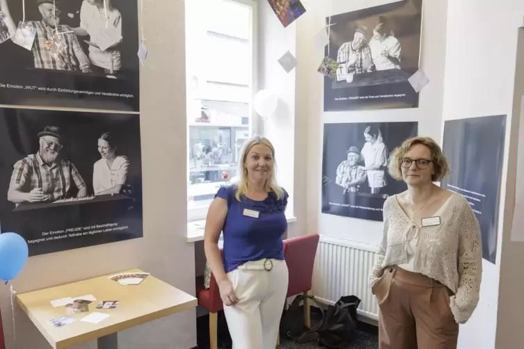  Susanne Doll (links) und Claudia Heger-Rothländer zwischen den Fotografien.