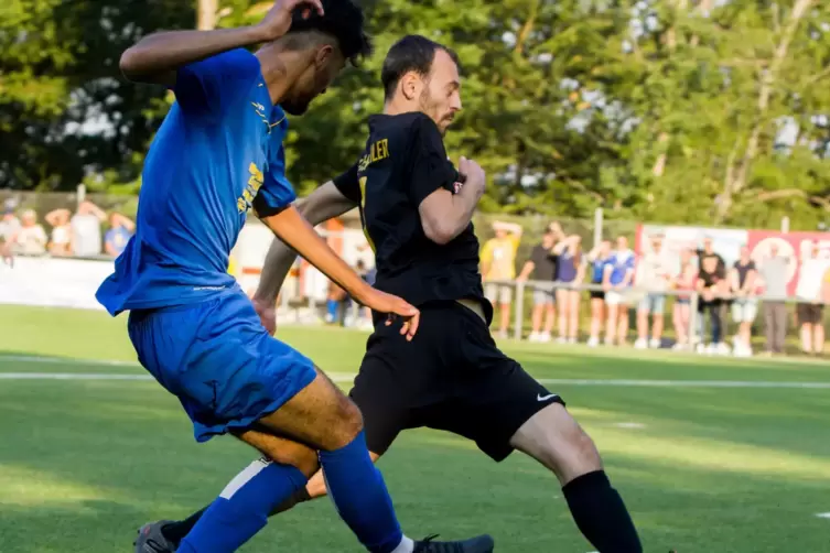 Welchweilers Fabian Hahn (in schwarz) kann die Hereingabe des Waldmohrers Zeshan Abbas nicht verhindern. Diese verwertet der VfB