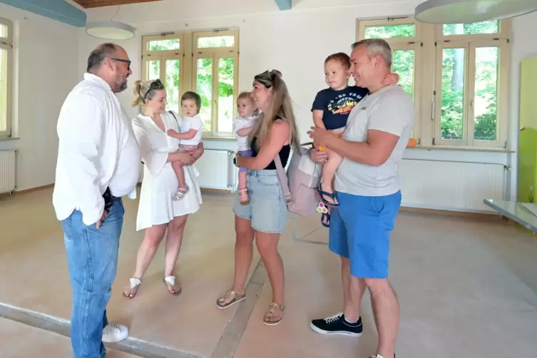 Austausch: Kita-Leiter Jens-Peter Schneider (links) am Tag der Offenen Tür der Natur-Kita am Tafelsbrunnen im Gespräch mit Inter