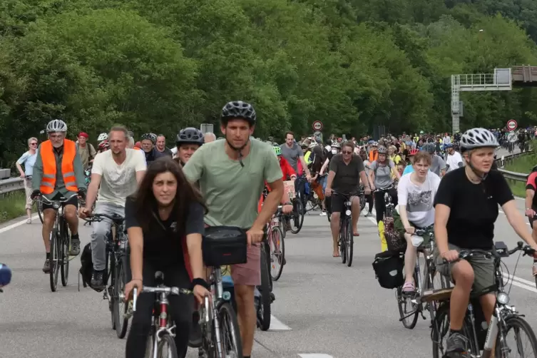 2021 waren Hunderte Radler auf der zu diesem Zweck gesperrten Strecke unterwegs. 