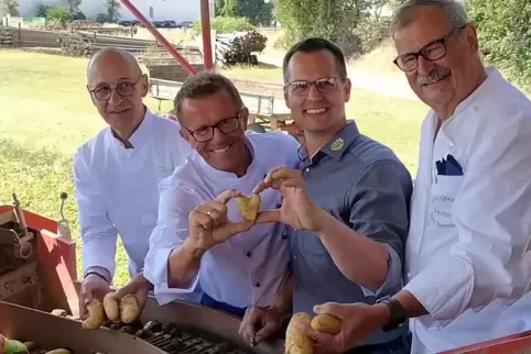  Gutes Omen: Dehoga-Präsident Gereon Haumann (Zweiter von links) und EZG-Vorsitzender Hartmut Magin (Zweiter von rechts) ernten 