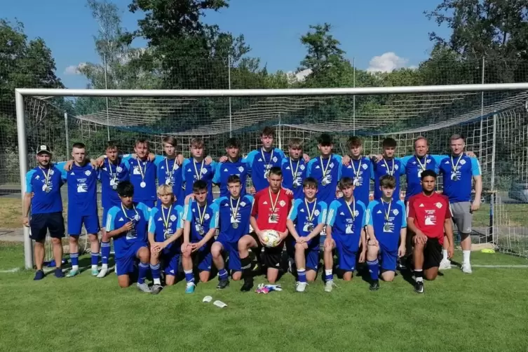 Die U17 des FKP nach dem Pokalfinale stehend von links: FKP-Trainer Patrick Müller, Max Malinowski, Kevin Mattler, Fynn Groß, Ke