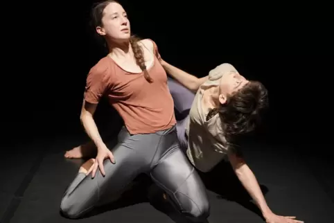 In fluiden Bewegungen und filigraner Gestensprache erzählen Amelia Eisen (links) und Miriam Markl von einer flachen Erde und Ste