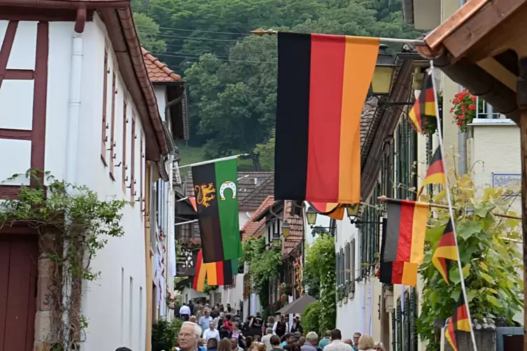 Die Atmosphäre in der Hambacher Schlossstraße mit ihren alten Häusern, Höfen, Weingütern und Gastronomiebetrieben ist etwas Beso