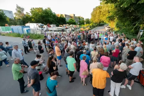 Menschen, die Fragen haben: Mehr als 170 Bürger versammeln sich am Montagabend am geplanten Standort der neuen Flüchtlingsunterk