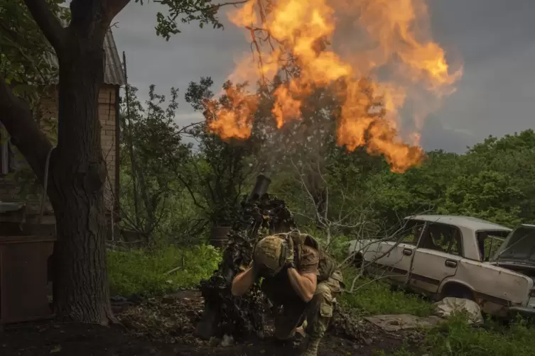 Ein ukrainischer Soldat feuert einen Granatenwerfer auf russische Stellungen an der Frontlinie in der Nähe von Bachmut.