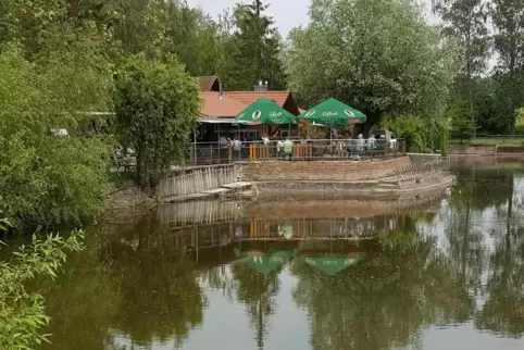 Idyllisch gelegen: das Vereinsheim der Römerberger Sportangler in den Sereswiesen bei Mechtersheim. 