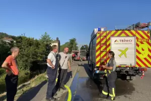 Kurz warten auf die freie Tankleitung: Auch die Flugplatz-Feuerwehr der Triwo Zweibrücken beteiligt sich am Einsatz. 